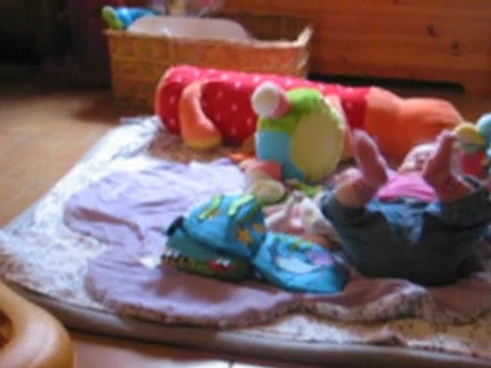 bbjum Maïa s'éclatte sur le trotteur-bolide !!!