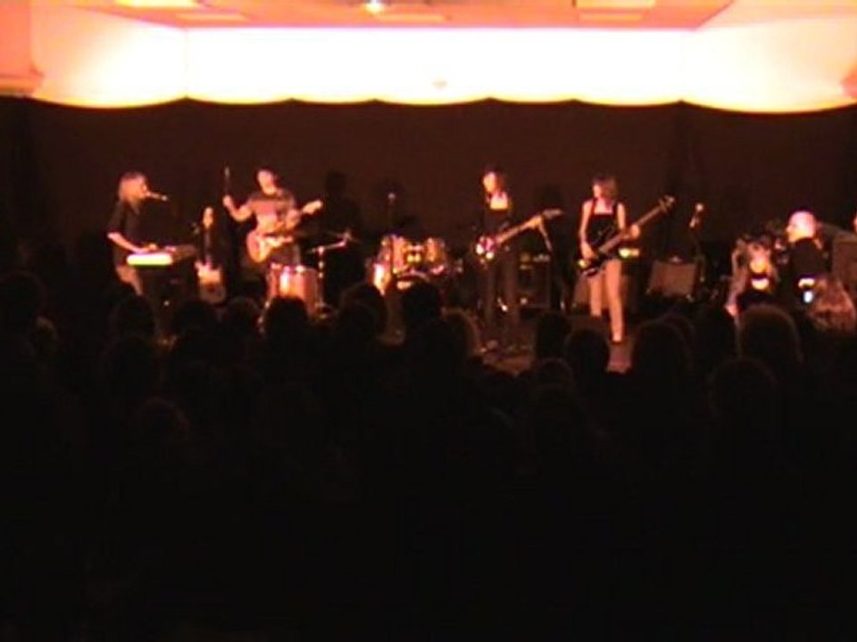Miles Away - Un Sourire & Vietnam song