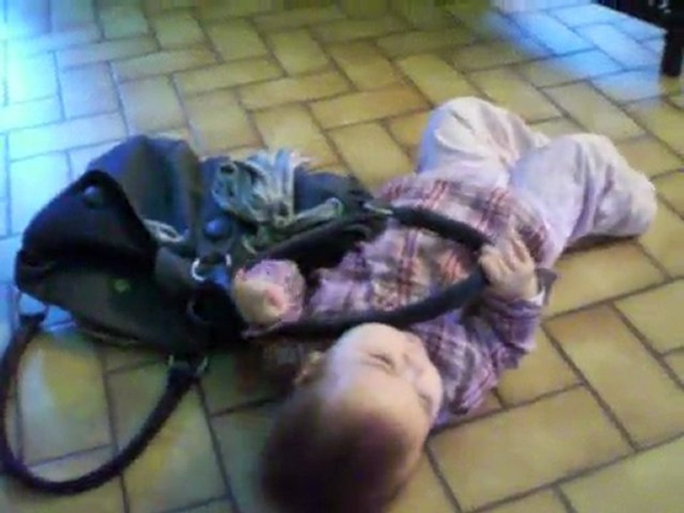 eléa et le sac de maman