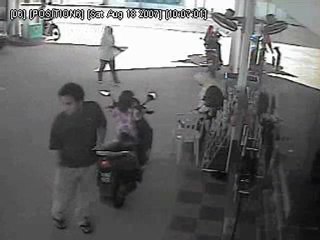 Une petite fille se crash en scooter