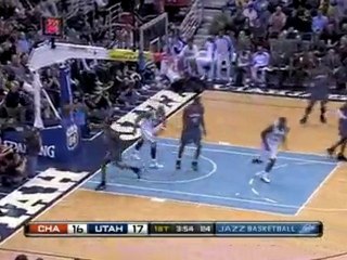 Deron Williams splits the defense with a bounce-pass to Carl