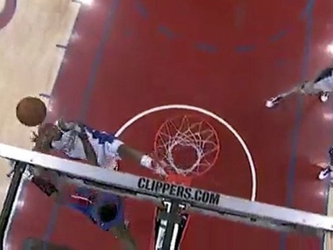 Drew Gooden gets the layup to fall despite getting hammered
