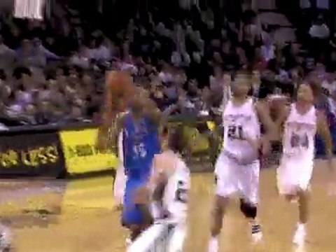 Manu Ginobili goes up against Kevin Durant for the game chan