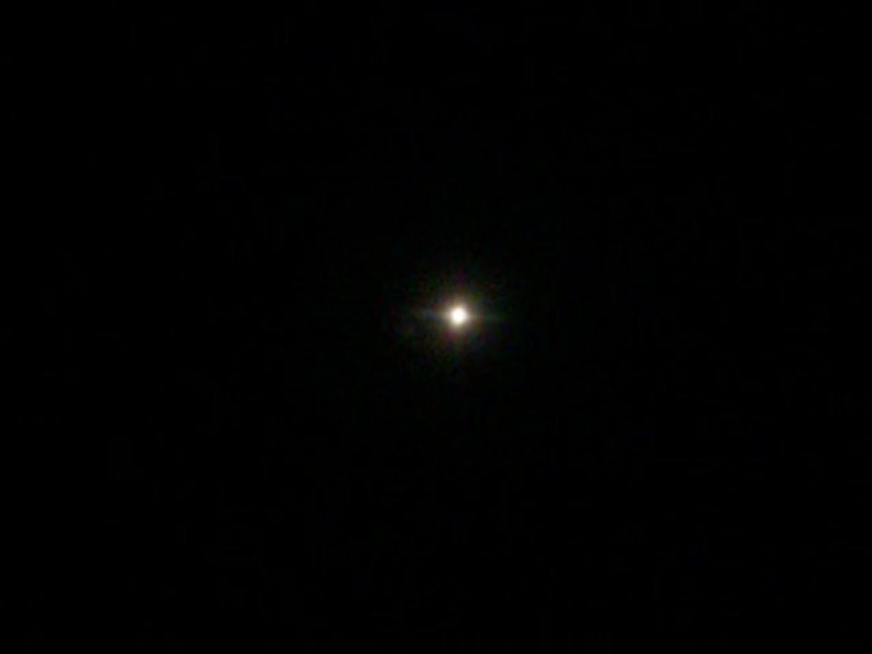 1mn6s d' un point rouge près de la Lune à Kathmandou