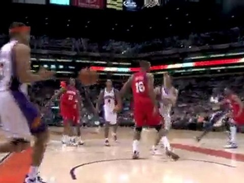 Steve Nash finds Jared Dudley in a way that only Steve Nash