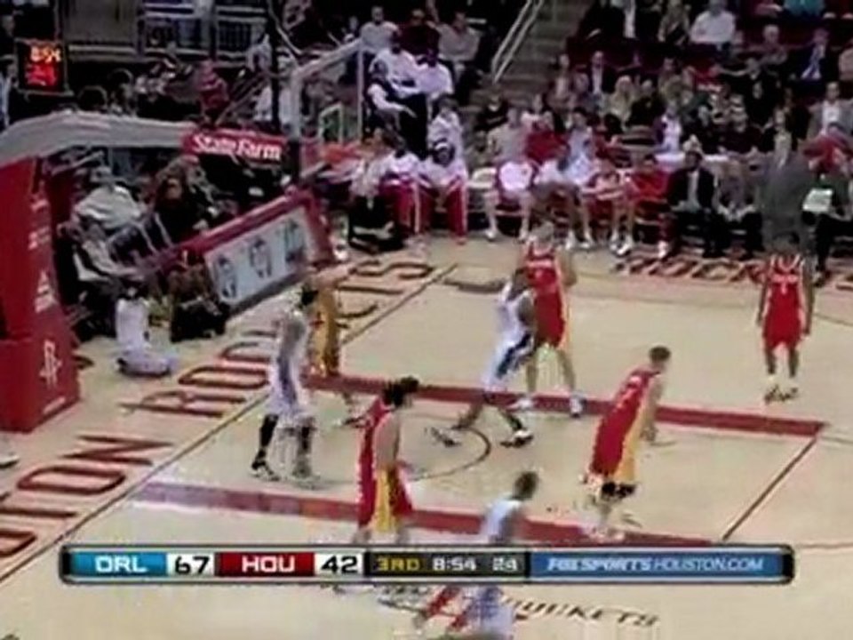 Dwight Howard throws down the hammer off the nice dish from