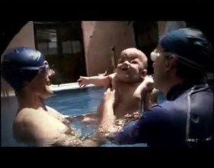 Elias le beau bébé nageur avec son papa à 8 mois en 2007