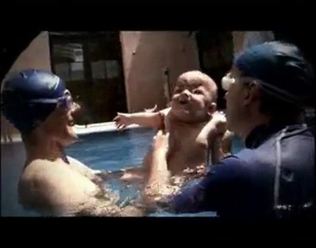 Elias le beau bébé nageur avec son papa à 8 mois en 2007