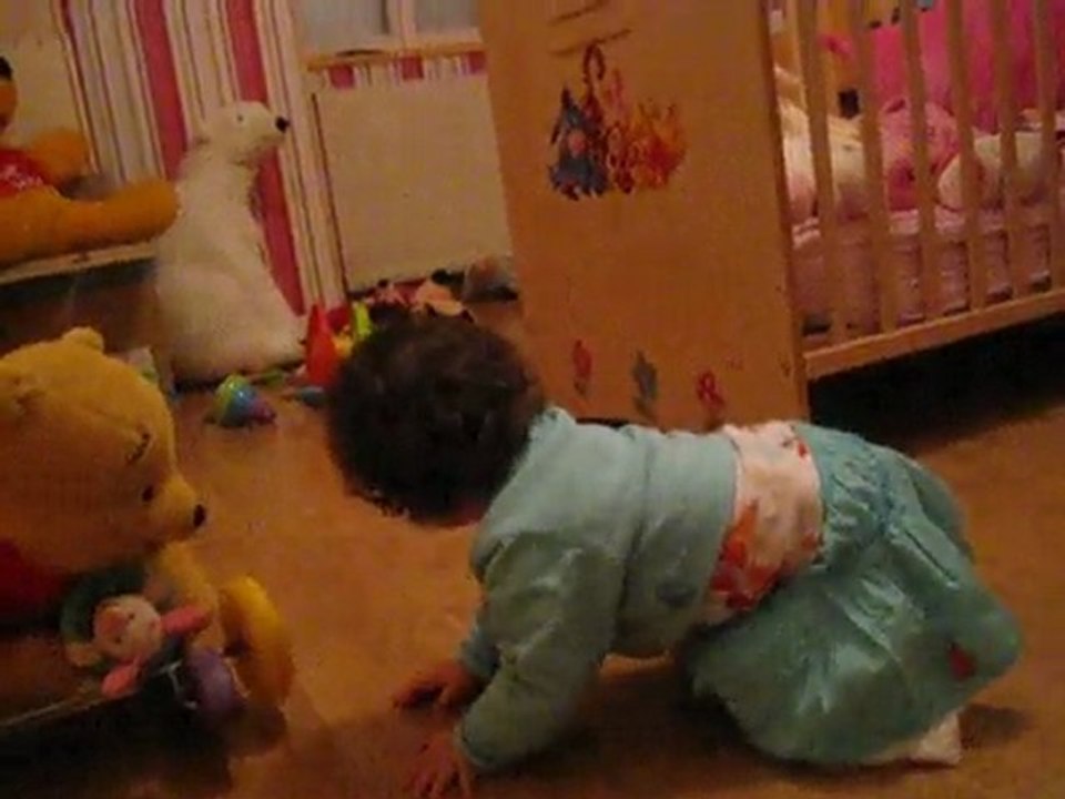 ashley se met debout