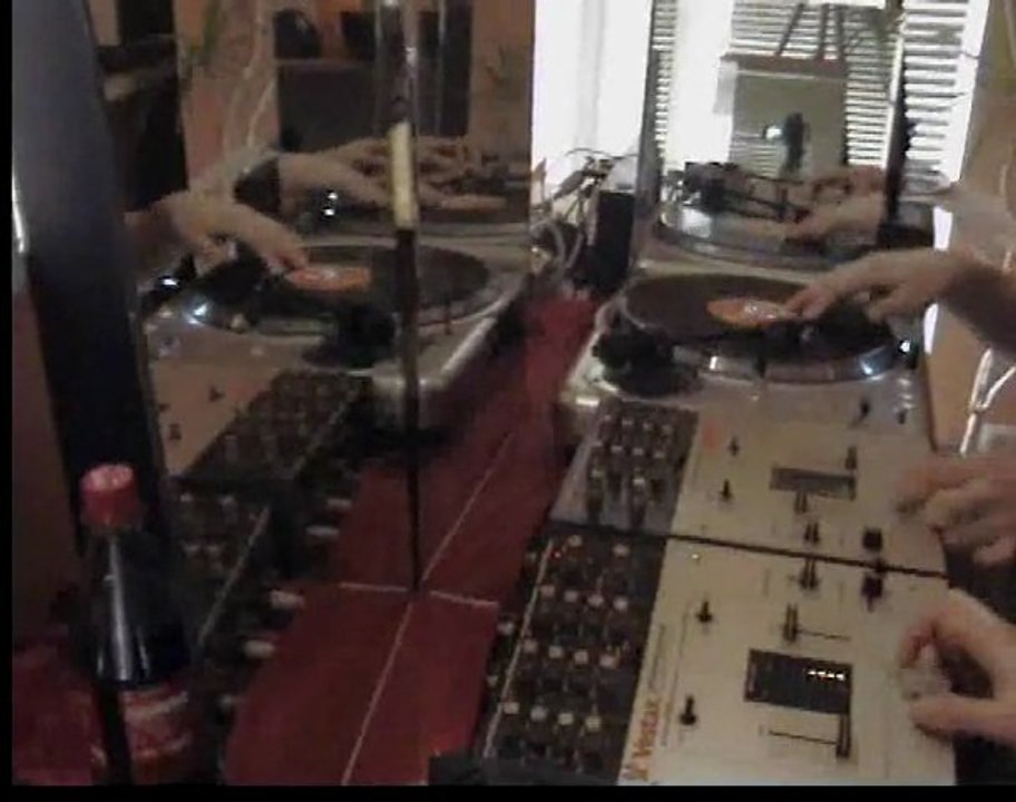 Scratching- Dj Cutdapult