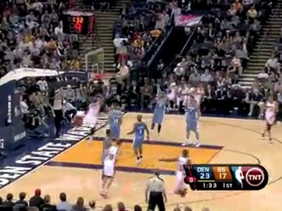 Steph Curry slips a pass in the lane to Ronny Turiaf for the