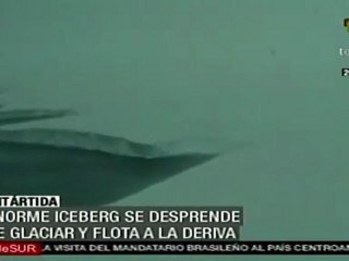 Iceberg flota a la deriva en la Antártida