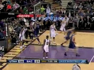 Kyle Kover hits Carlos Boozer for the tomahawk slam.