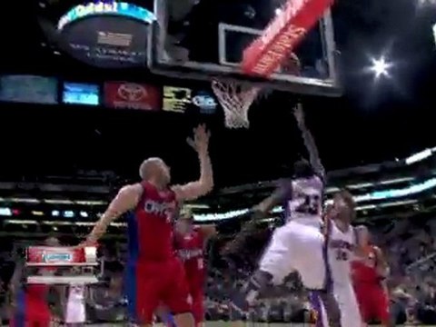 Jason Richardson drives to the basket and sinks a nice layup