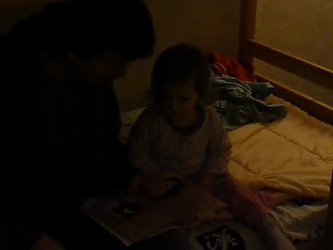 Papa lit une histoire avant dodo