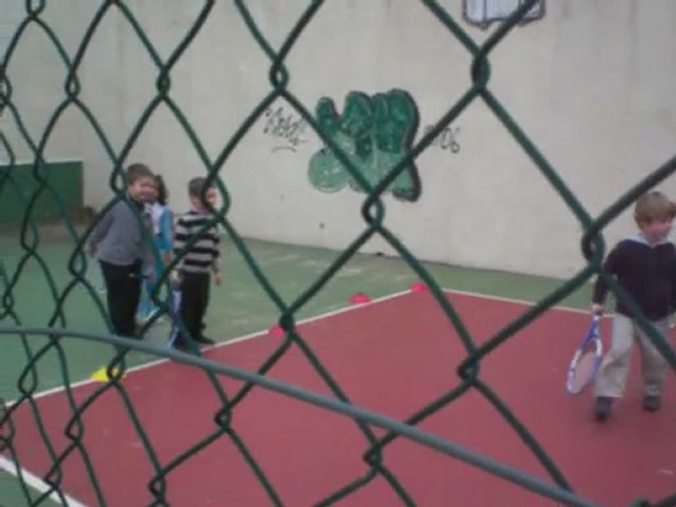 Yael au tennis, 1ers coups droit et revers