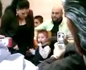 un niño kon dos años y medio cantando  el culto