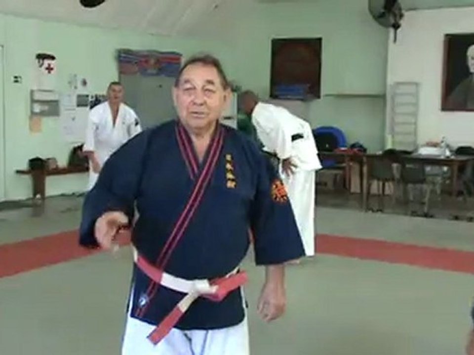 Nihon Tai-Jitsu: Défense par clé en Z sur étranglement