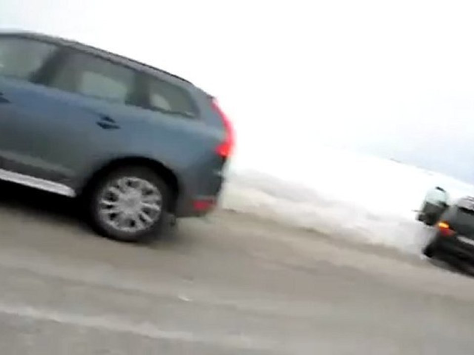Gros accident sur route enneigée