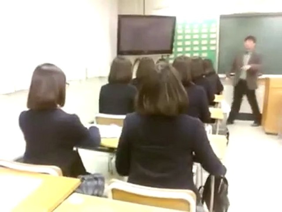 Collégiennes font le pître pendant le cours