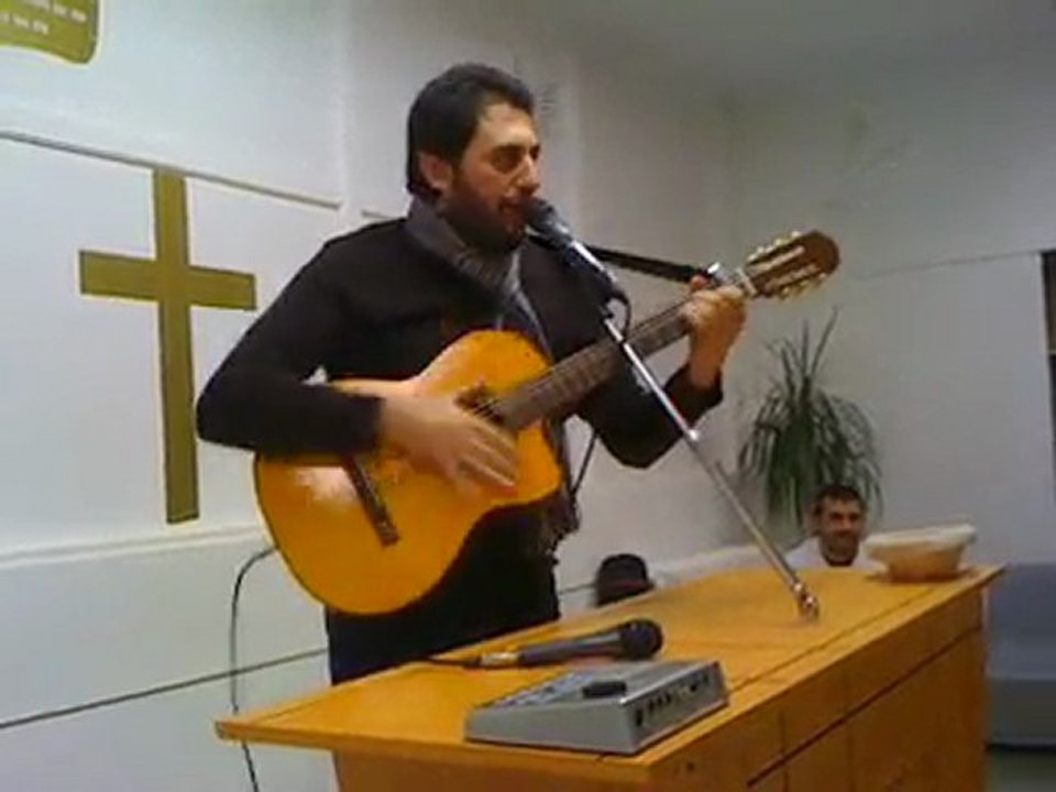 Le serviteur CHRISTOPHE chante DIEU dans la joie