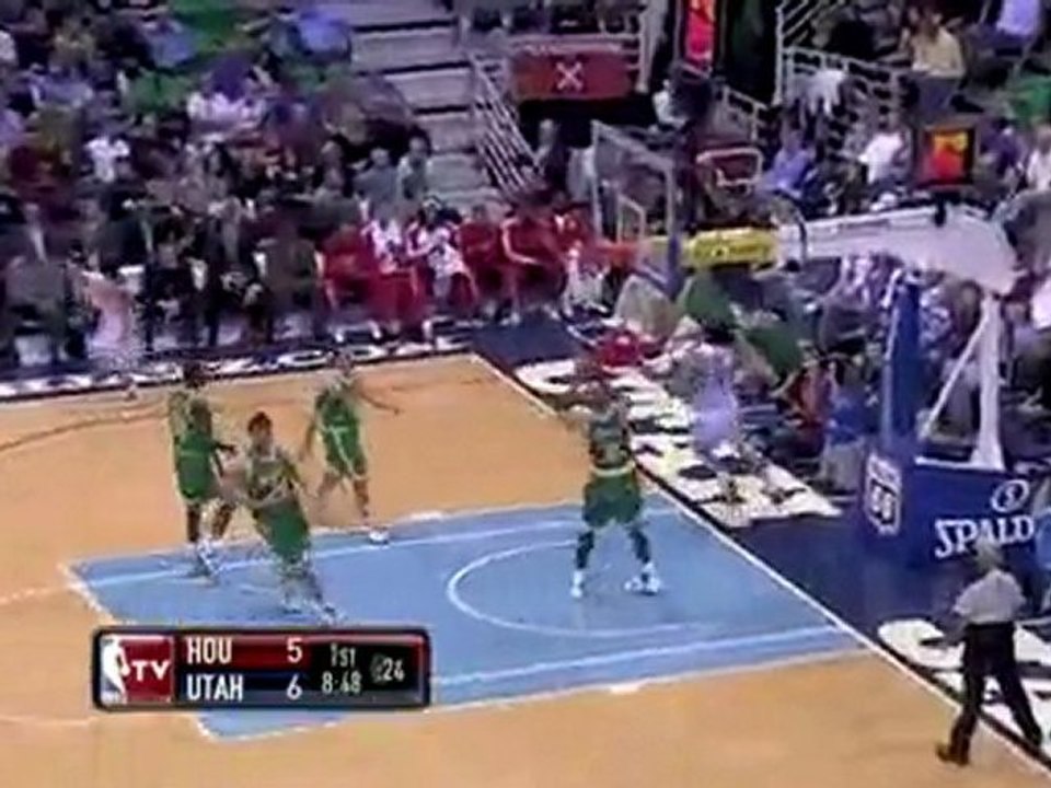 Aaron Brooks hits Luis Scola on the run with a long bounce-p