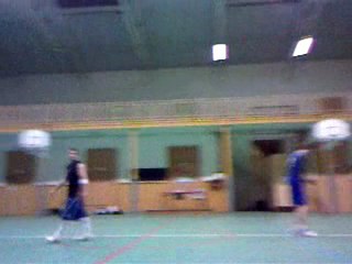 De dos, de l'autre côté du terrain