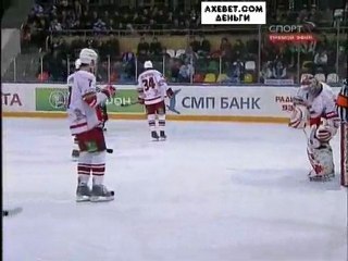 смешное падение хоккейного судьи на матче динамо спартак
