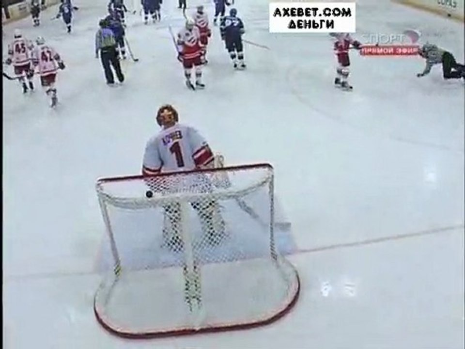 судья на хоккее спартак динамо упал на пол неумеет кататься
