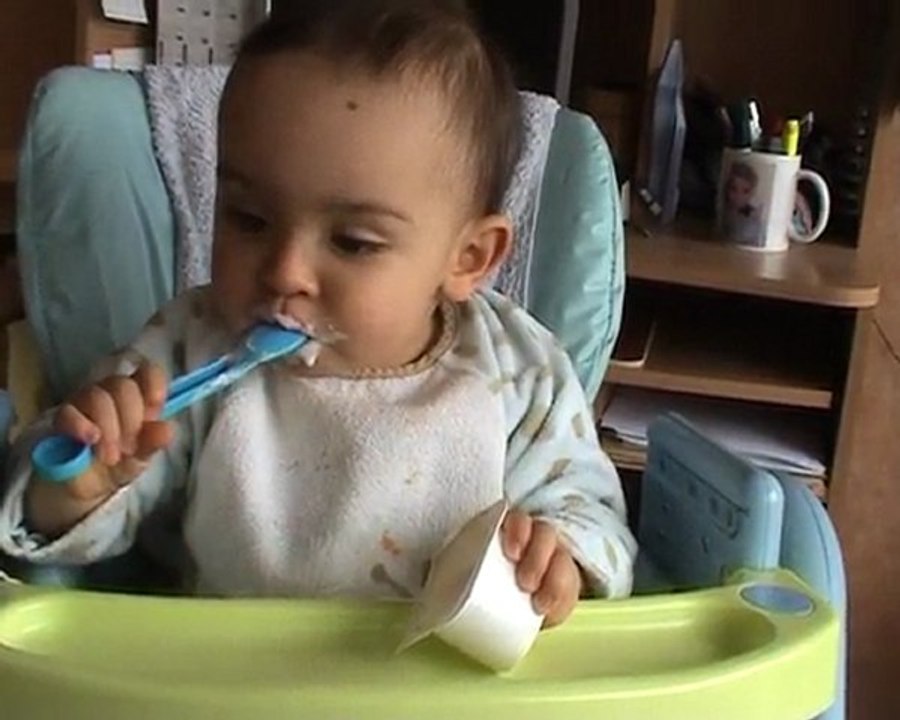 Je mange tout seul: 16 mois