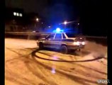 Un policer russe s'amuse en voiture