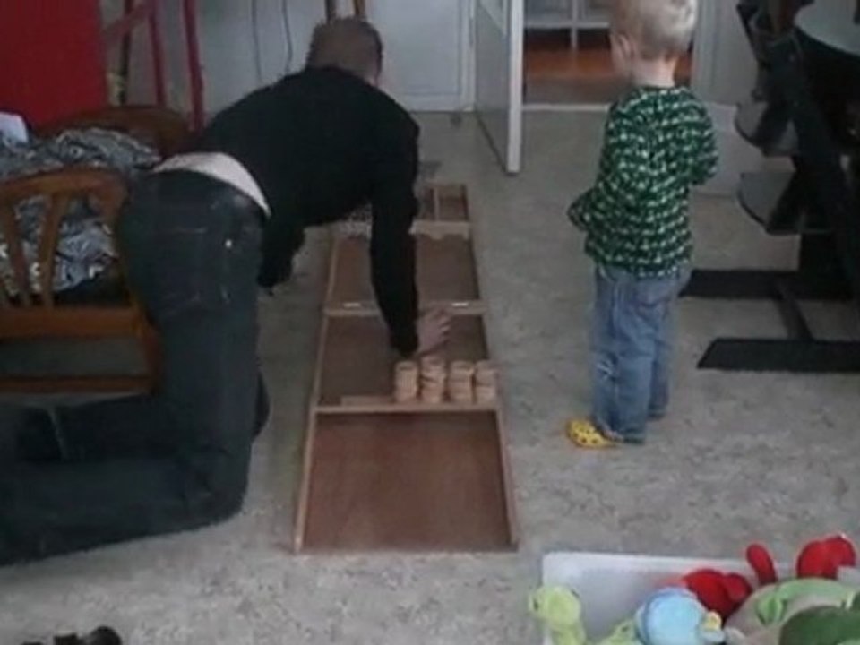 sjoelen met een 2 jarige