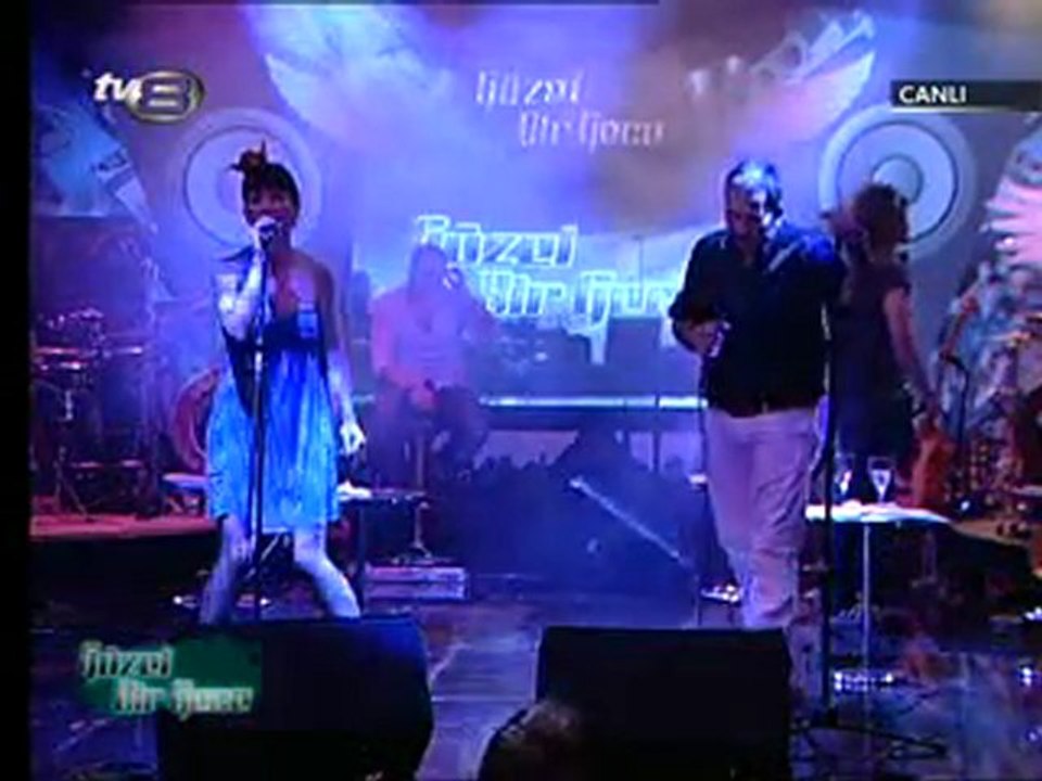 Hande Yener -  Apayrı Live Performance @ Güzel Bir Gece