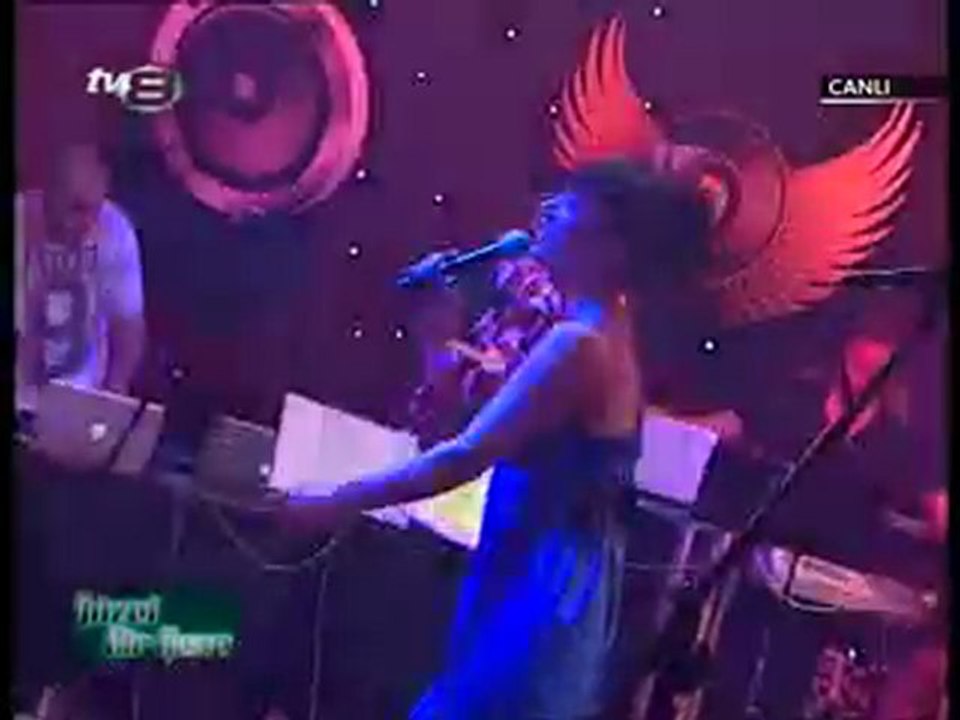 Hande Yener - Hayrola Live Performance @ Güzel Bir Gece