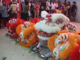 Danse du lion Singapour = les lions lancent de la nourriture