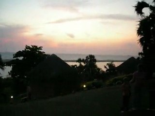 Vues des paillottes et du couché de soleil au Malonda Lodge