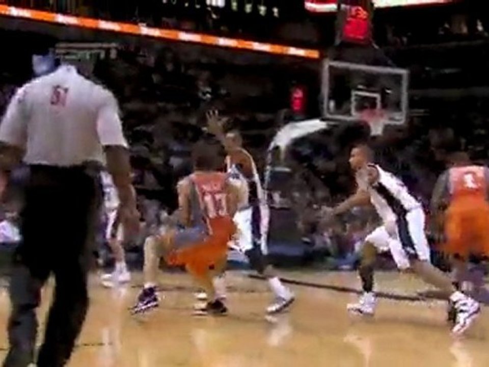 Amar'e Stoudemire soars to the rim and delivers a facial to