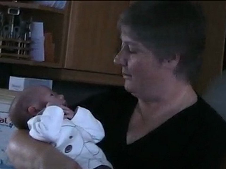 mamy Nathalie donne le biberon