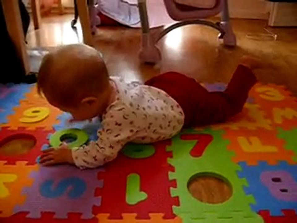 2010 03 10 Emie joue sur le tapis