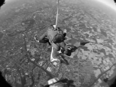 Saut au ralenti de Mario en parachute à Bondue