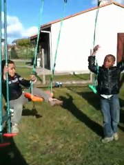 Les doudous et la balançoire