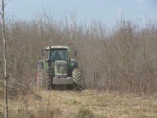 broyeur forestier fendt au travail