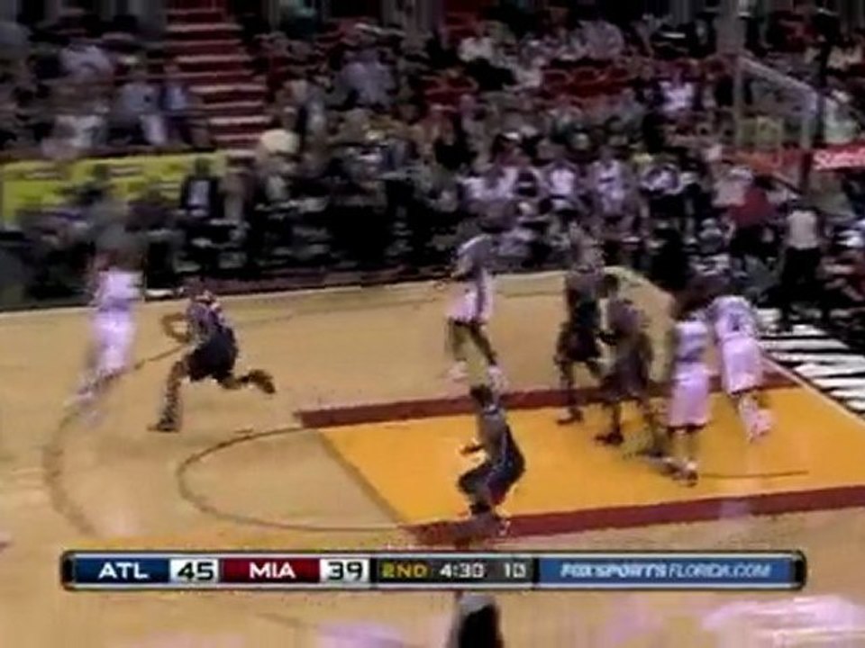 Josh Smith blocks Dwyane Wade's shot during the second quart