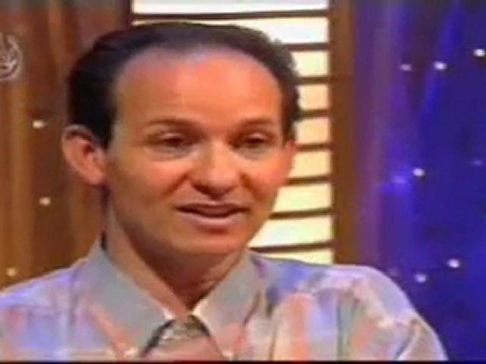 Une femme kabyle explique sa conversion en langue kabyle 2/2