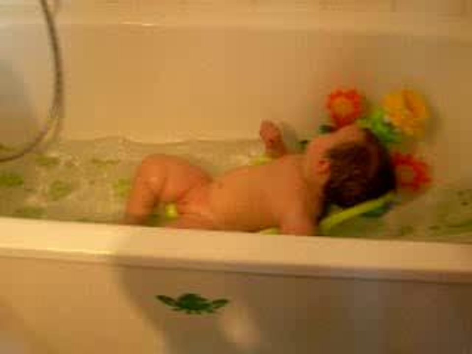 tom dans le bain