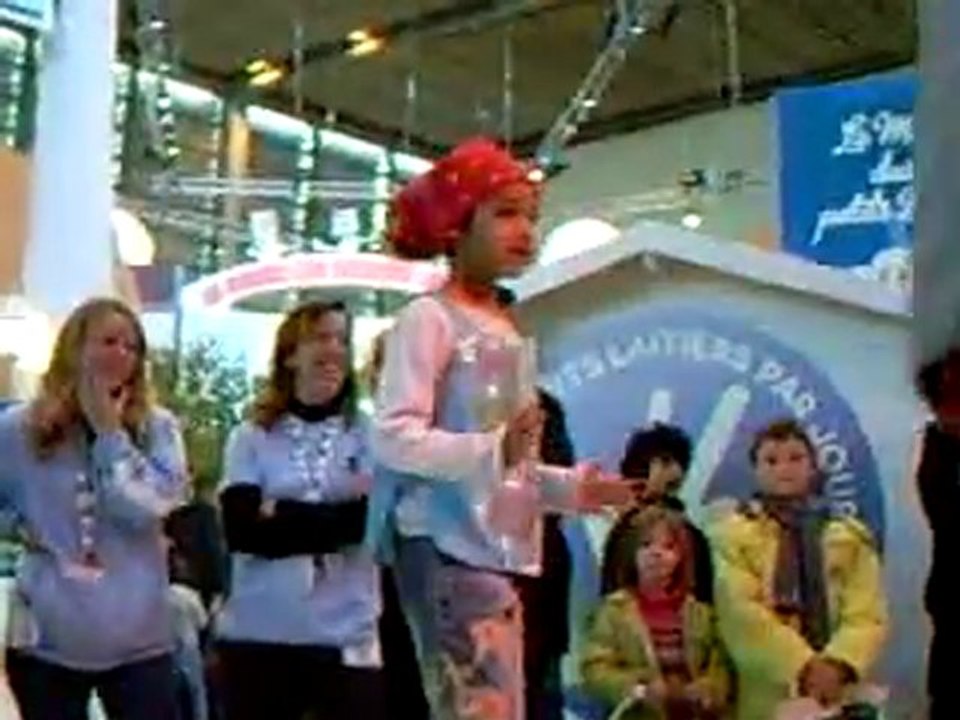 Publicité pour le lait dansé par les enfants dont Maëlys