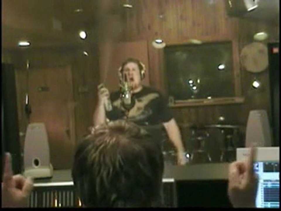 Régis chante dans un studio d'enregistrement