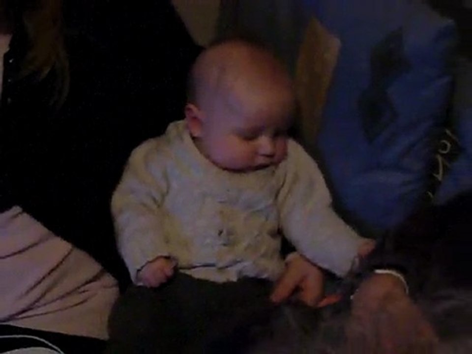 Bastien découvre son nouveau jouet