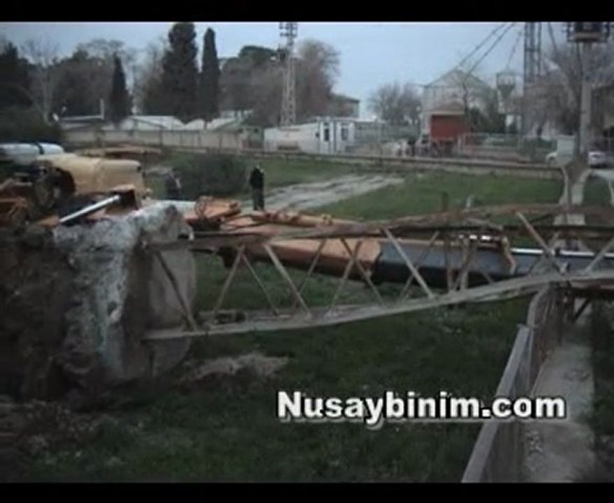 Nusaybin'de elektrik direği devrildi