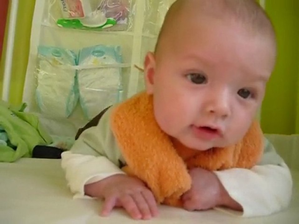 arthur gazouille sur la table a langer 23.02.10